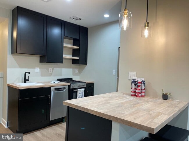 Photo - 620 3rd St SW