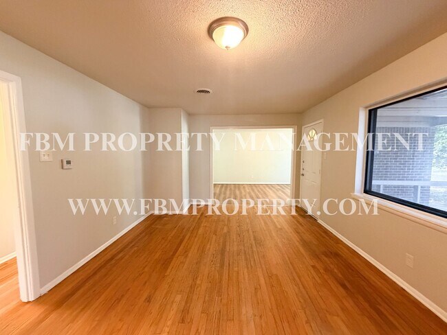 Photo - 118 Brazos St