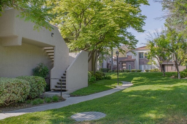 Building Photo - 522 Via Colinas