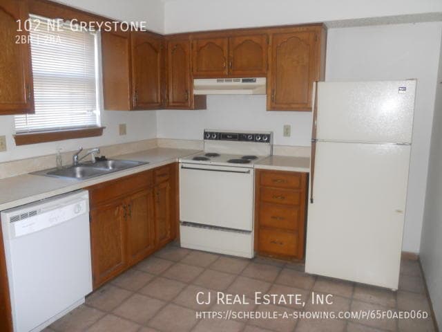 Photo - 102 NE Greystone Dr
