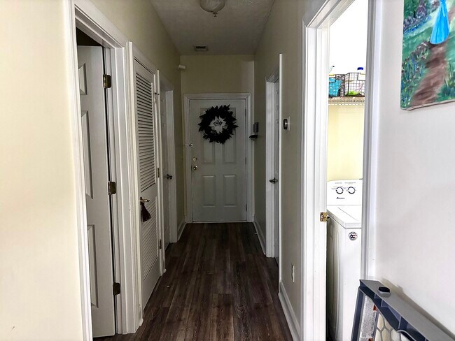 Entryway with 2 bedrooms, shared bathroom, and in unit laundry room - 111 Fountain Pointe Ln Unidad 302