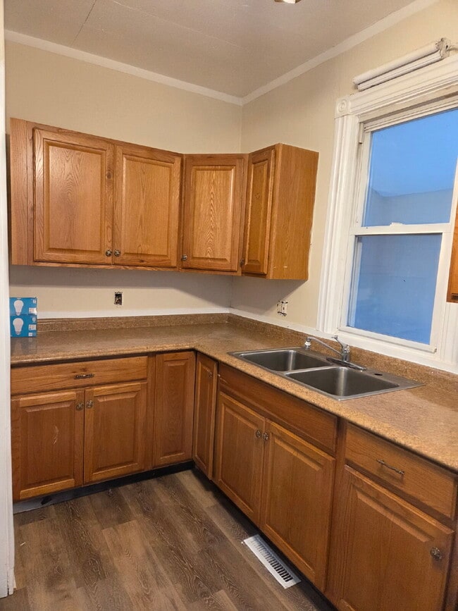 Building Photo - "Charming 3-Bed Sanctuary in Lebanon – Your Cozy Haven Awaits!"