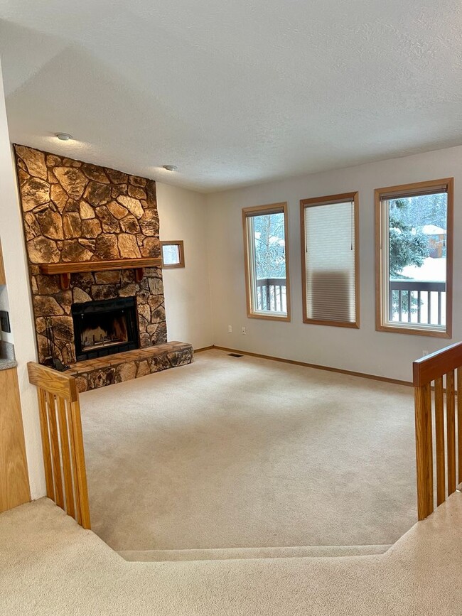 Building Photo - 3 bed/2.75 bath House Eagle River