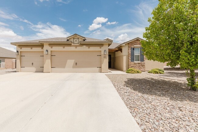 Building Photo - Spacious 3 Bedroom 2 Bath Home with 3-Car ...