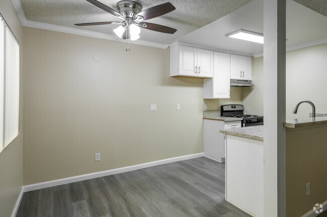 1BR, 1BA - 700SF - Dining Room - Bay Timbers Apartments
