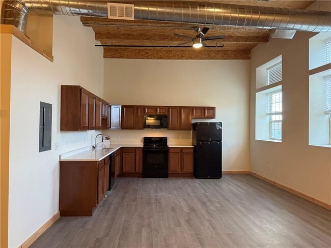 Building Photo - 327 Pine St Unit 112