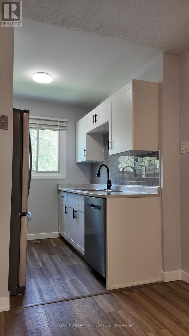 Photo - 166 Southdale Rd W