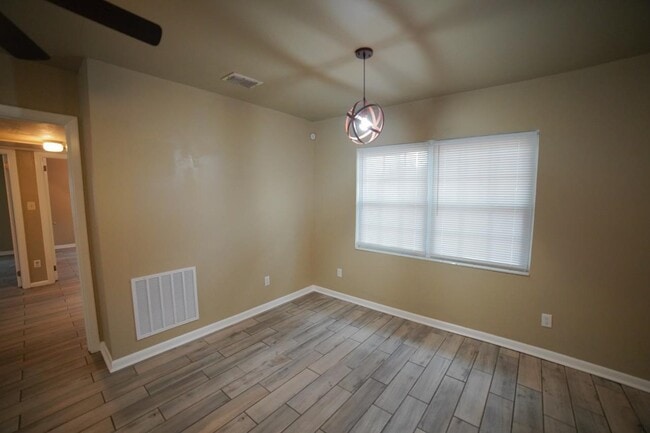 Photo - 926 Apache St