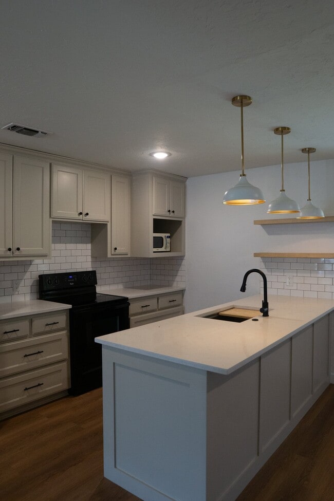 Photo - 737 Hallvale Dr