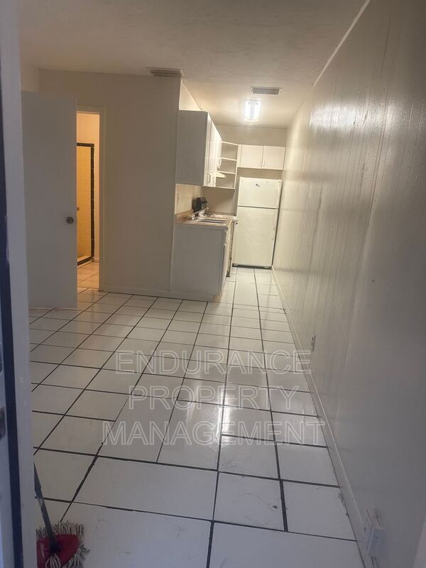 Photo - 139 W 28th St Unit B (middle)