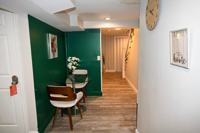 Building Photo - 1544 Oakridge Rd