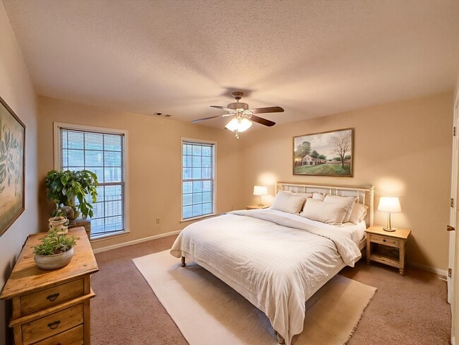 Photo - 802 N Taylor Ct