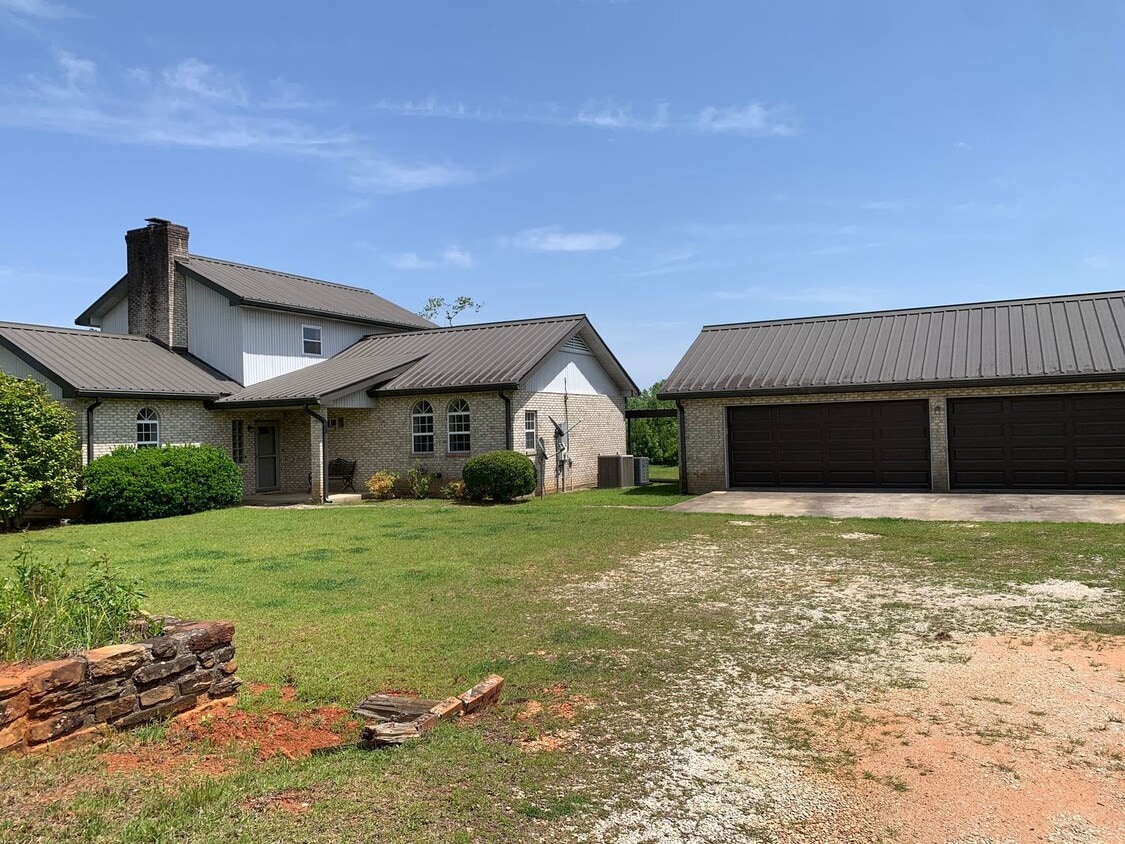 Unique Home and Land in Camp Hill - Unique Home and Land in Camp Hill