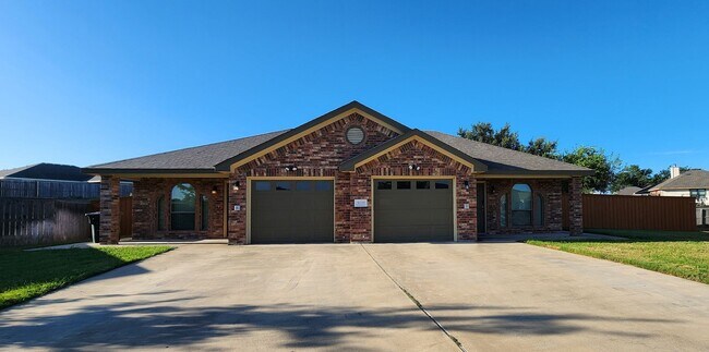 Building Photo - Beautiful 2 bed/2 bath near Clear Creek gate Available 8/13