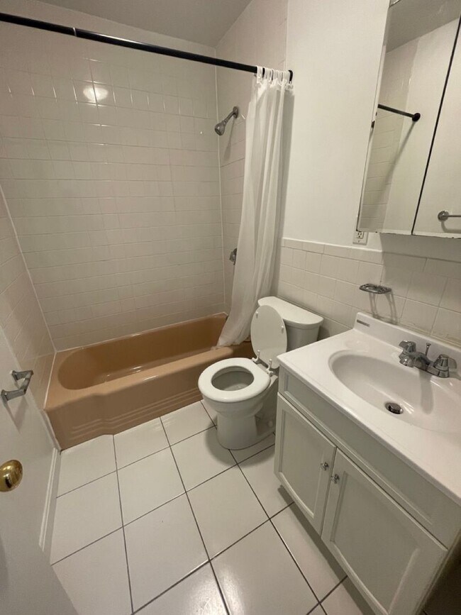 Photo - Avl NOW - No Fee! Sunny, oversized Studio ...