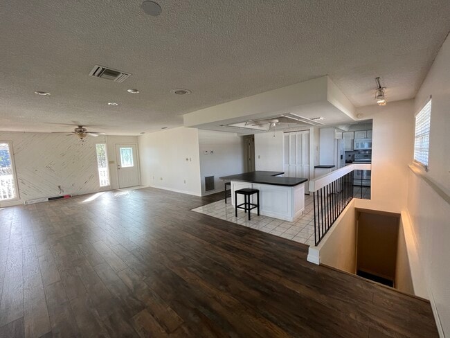 Photo - 141 Lake Shore Dr N