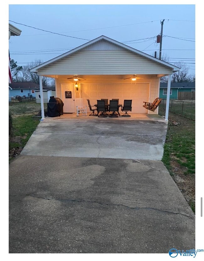 Photo - 817 Chambers Dr NE