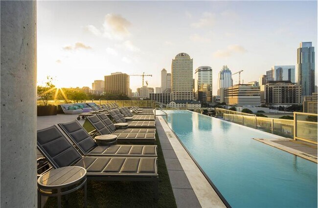 Building Photo - 617 W 7th St Unit A3-32