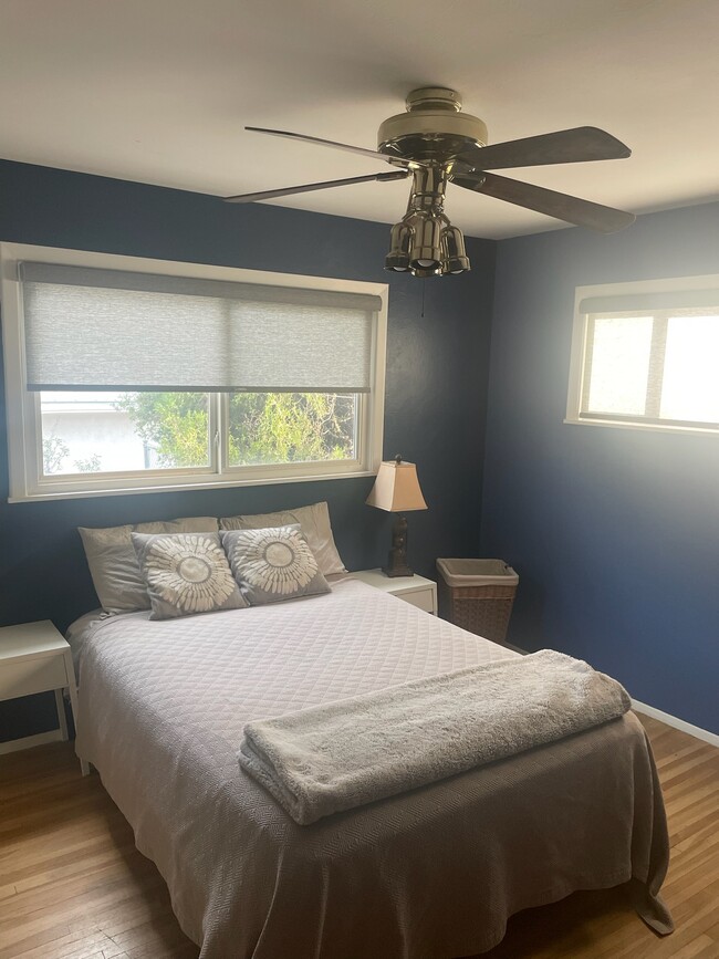 Photo - 1316 Arizona St NE Apartamentos Unidad Corner Bedroom