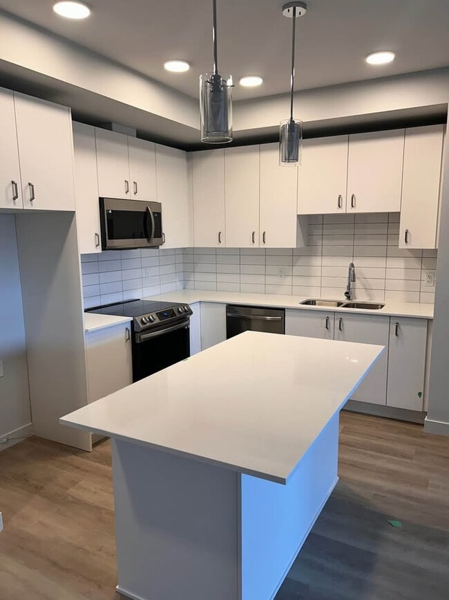 Building Photo - 164 Alberni Hwy Unit 309