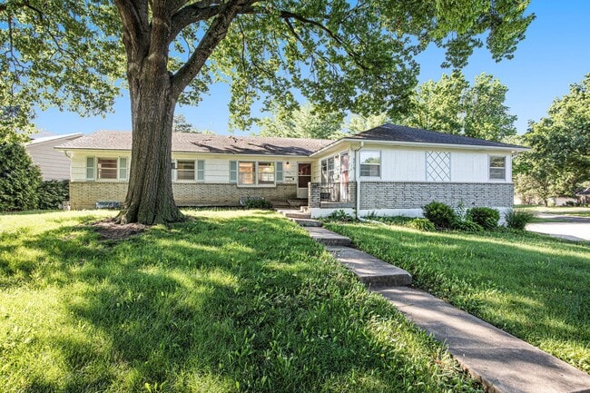 Building Photo - Beautiful 3BR/2BA w/ Garage & Fenced Yard Rental