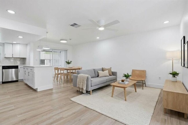 Photo - 4460 Oakley St