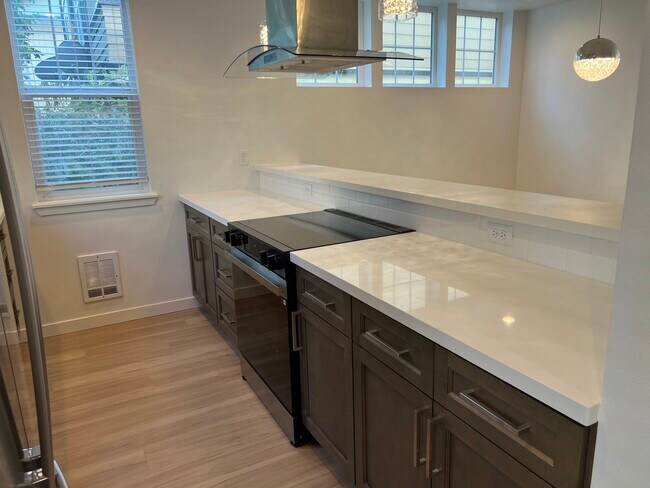 Photo - 5621 Fauntleroy Way SW