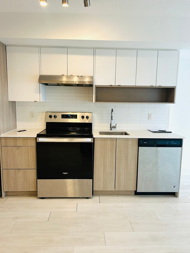 Building Photo - 1 + DEN BED - 1 BATH - BURLINGTON - CONDO Unit B528