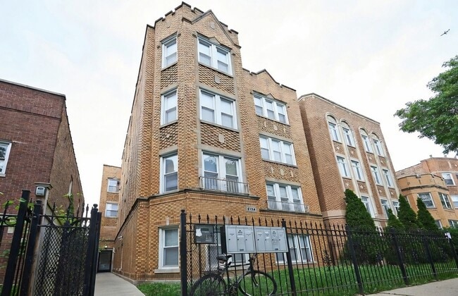 Building Photo - 6134 N Washtenaw Ave Unit 1R