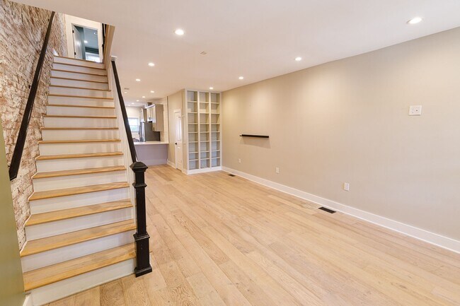 Photo - Beautifully Updated 4 Bed/3.5 Bath Row-Hom...