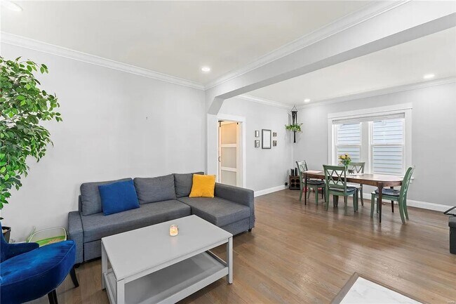 Photo - 5704 Lansdowne Ave