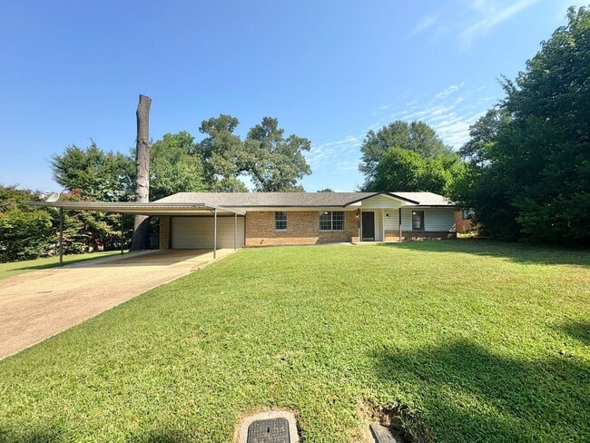 Building Photo - Spacious 3-Bed, 2-Bath Home with Large Sho...