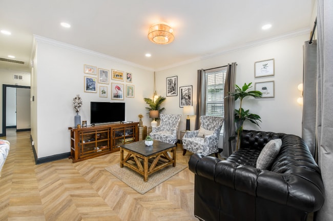 Building Photo - 10 Riker St