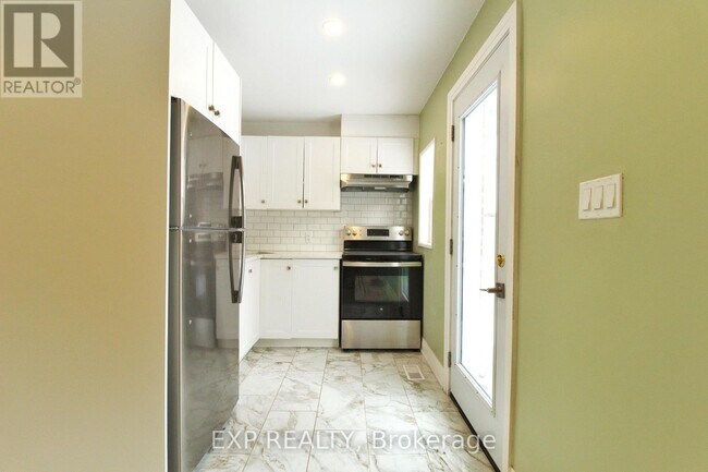 Photo - 1243 Langmuir Ave Unité Main