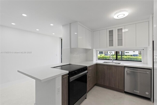 Building Photo - 17011 N Bay Rd Unit 108 Rental
