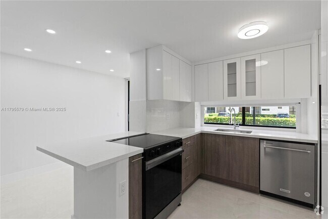 Building Photo - 17011 N Bay Rd Unit 108 Rental