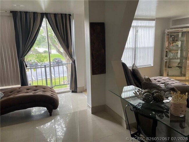 3690 Inverrary Dr Unit 2Z