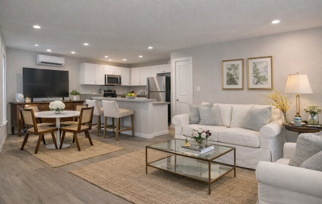 Building Photo - 645 E 11th 1/2 St Unit 5