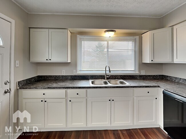 Photo - 358 Yarmouth Ln