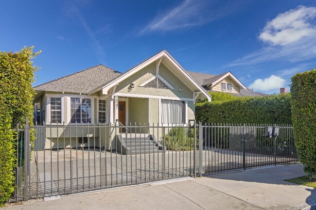 Building Photo - 2041 W 31st St