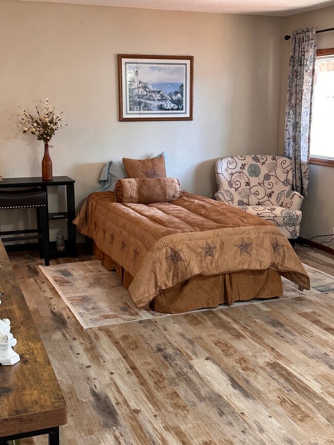 Photo - 712 SE Railroad Ave