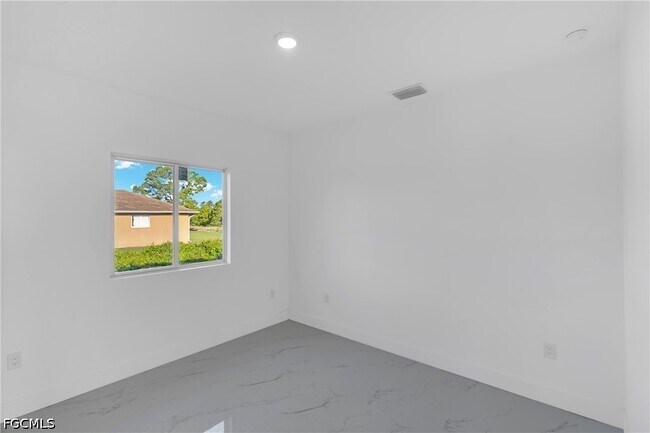 Photo - 747 Newell St E