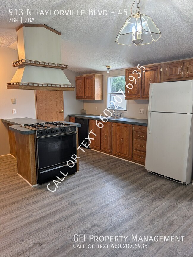 Photo - 913 N Taylorville Blvd