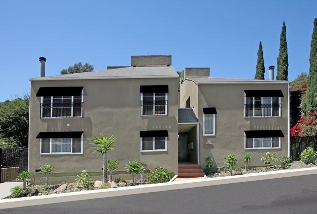 2585 N Beachwood - 2585 N Beachwood