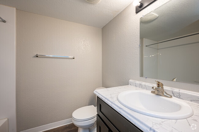 2BR, 1BA - 771SF - Primary Bathroom