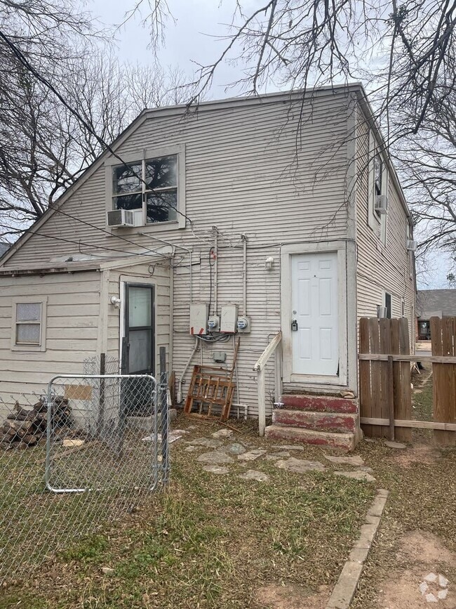 Building Photo - UPSTAIRS ONE BEDROOM! Rental