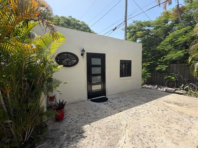 Building Photo - 927 Paseo Andorra Unit Cottage