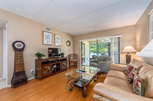 Photo - 301 Woodlake Wynde