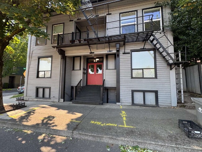 Building Photo - Spacious 3-Bedroom, 1.5-Bathroom Apartment in NW Portland Unit 3