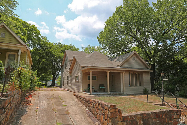 Building Photo - Stunning three-bedroom, two-bathroom home